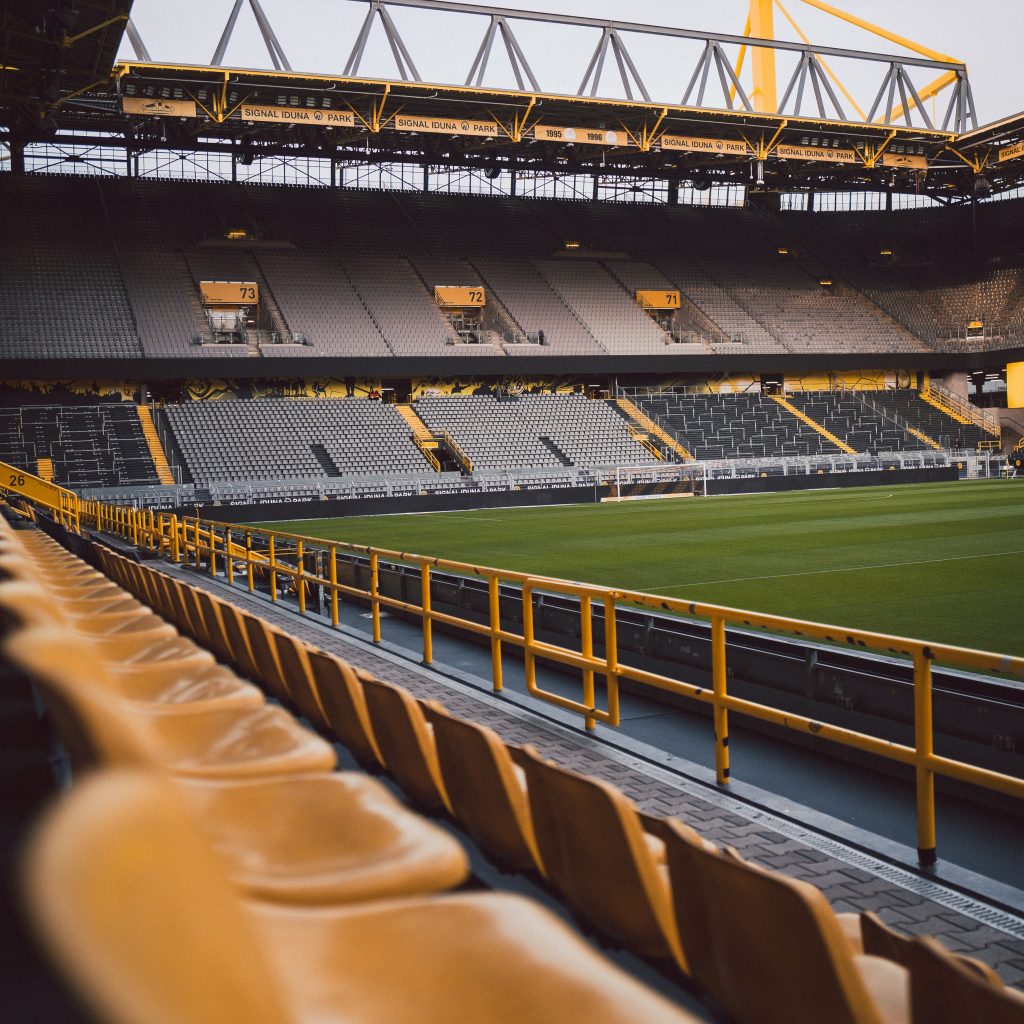 Een afbeelding van een leeg Signal Iduna Park, ook wel Westfalen Stadion. Dit is de thuishaven van een van de grootste voetbalclubs van Europa, Borussia Dortmund. Druk op de afbeelding en kom meer te weten over de voetbalstad Dortmund.