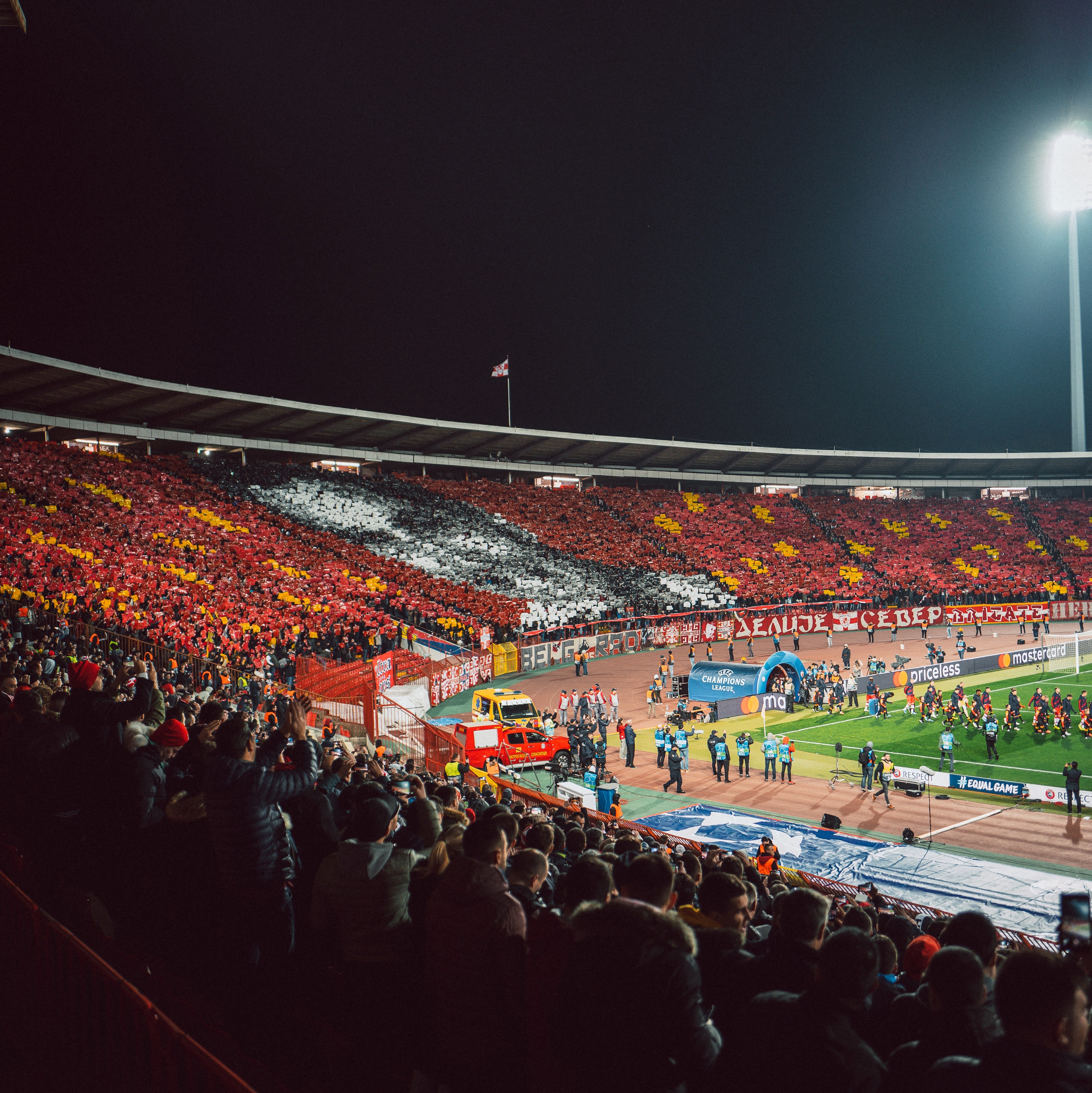 De Delije, de fanatieke aanhang van Rode Ster Belgrado, met een sfeeractie vanuit het Marakana Stadion. Door op deze foto te klikken kom je bij de voetbalsteden uit Oost-Europa terecht