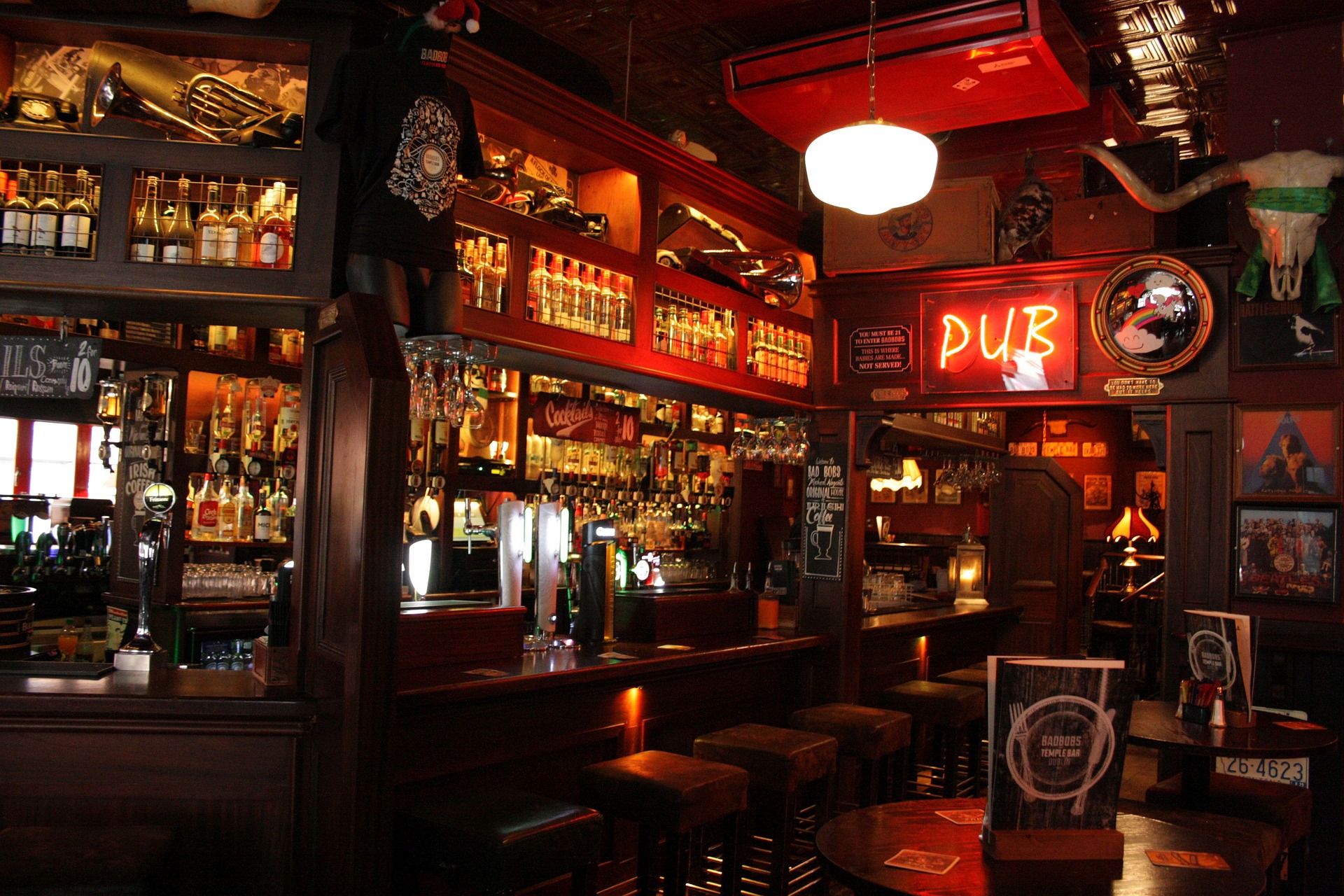 De binnenzijde van een typische Iers Pub in de hoofdstad Dublin. Dit soort pubs zijn perfect voor je voetbaltrip naar Dublin.