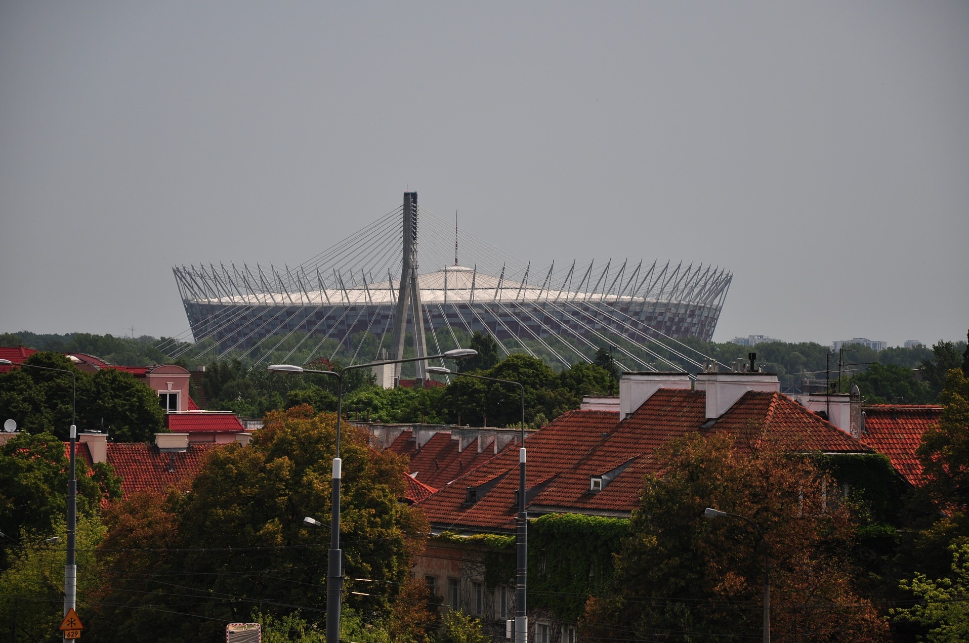 Het indrukwekkende nationale stadion in Warschau die door de verhoging goed te zien is vanuit de voetbalstad.