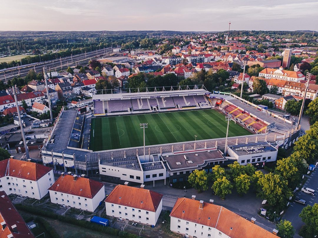 Foto van het Stadion an der Bremer Brücke vanuit de lucht gefotografeerd.