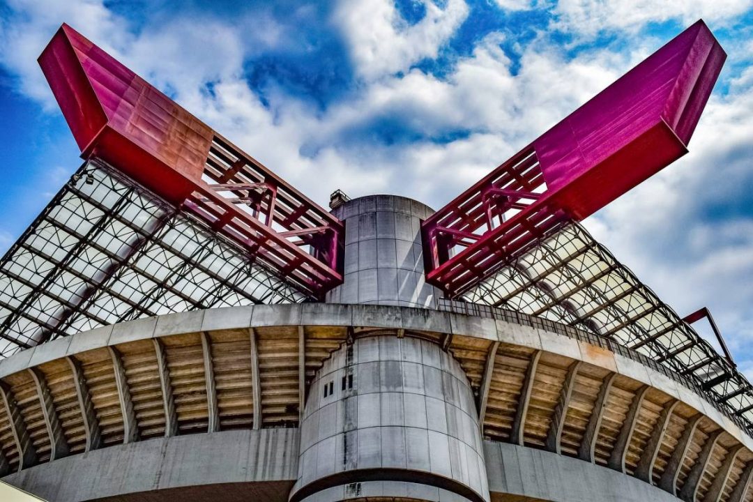Buitenzijde van het indrukwekkende voetbalstadion in Milaan die zowel onder de naam Giuseppe Meazza als San Siro bekend staat. Wanneer maak jij een voetbalreis naar Milaan?