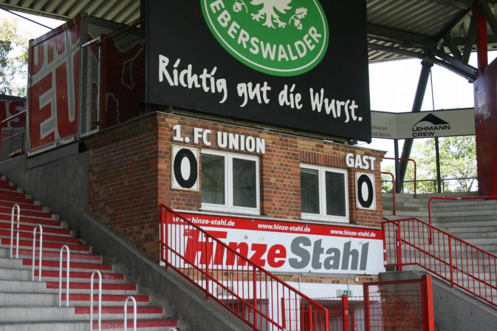 Het behouden gebleven scorebord in de hoek van het Stadion an der Alten Försterei. Een eis van de Union Berlin supporters.