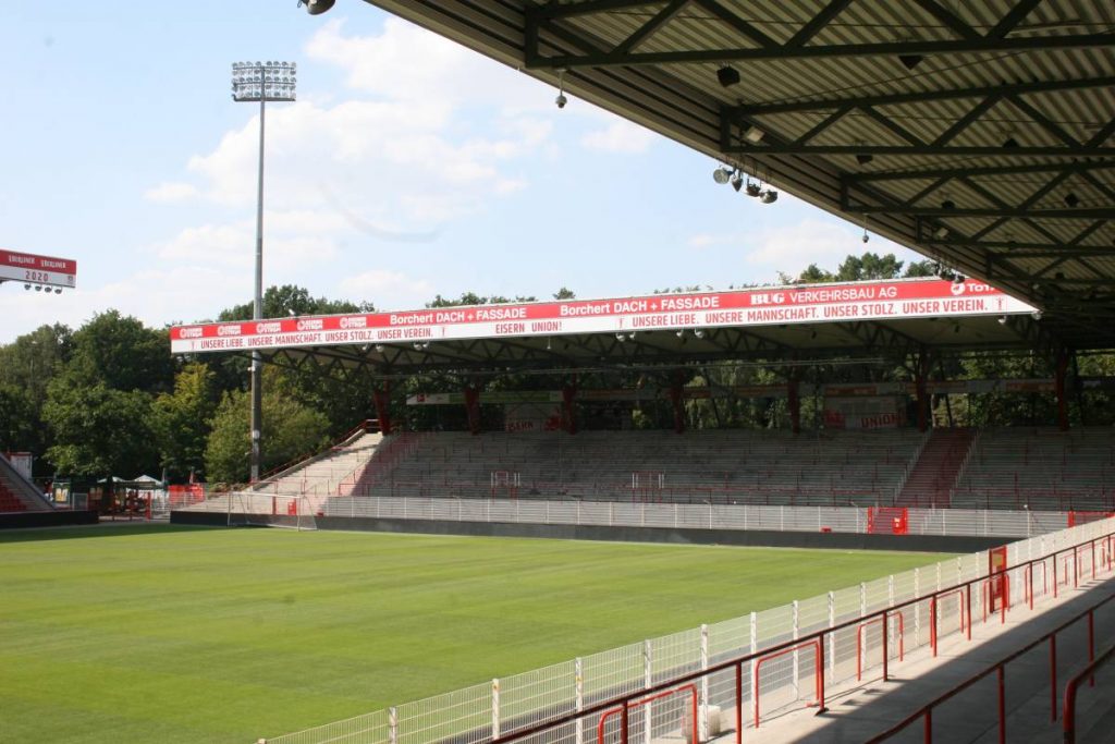 Afbeelding van de korte zijde in het Stadion an der Alten Forsterei. Hier staat ook de fanatieke aanhang van Union Berlin.