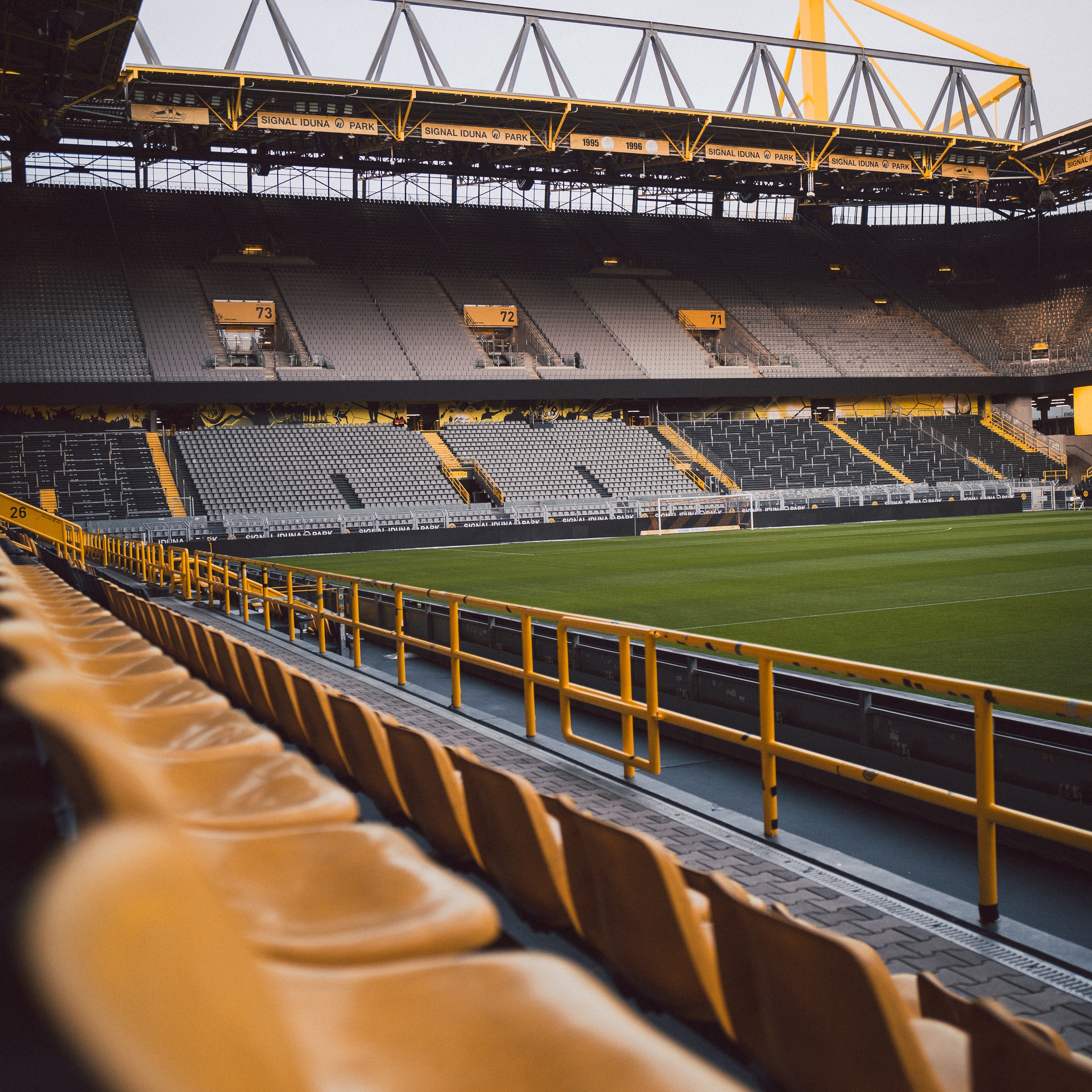 Een afbeelding van het lege Signal Iduna Park, ook wel Westfalen Stadion genoemd. Bespeeld door een van de grootste clubs van Europa, Borussia Dortmund. Door hier op te drukken kom je in het overzicht van Voetbalsteden uit Duitsland.