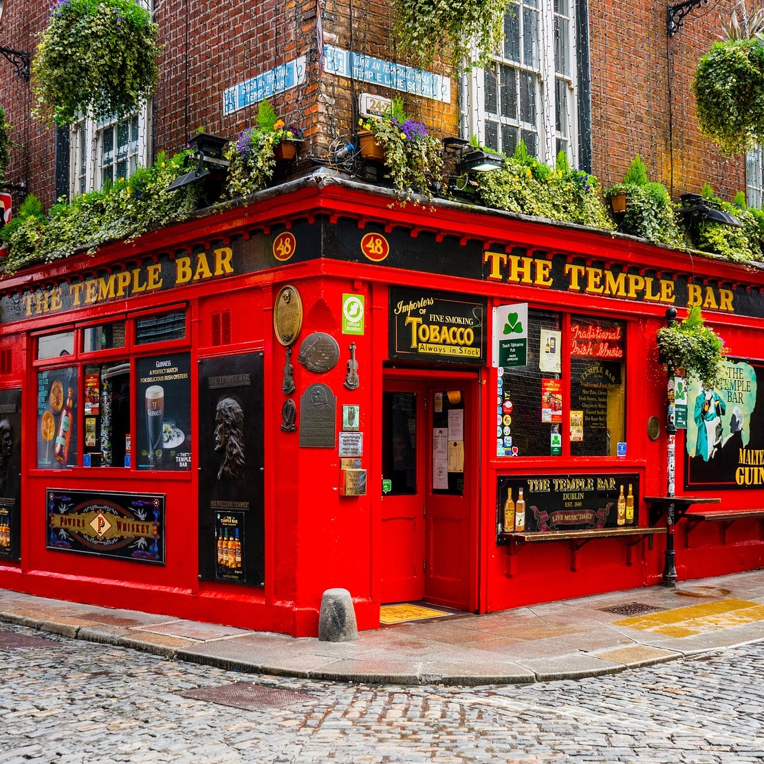 Voetbalstad Dublin is meer dan alleen voetbal, op de afbeelding is The Temple Bar te vinden uit het Temple Bar District. Door op afbeelding te klikken kom je meer te weten over de voetbalstad Dublin.