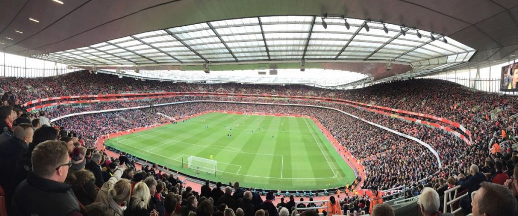 Een bomvol Emirates Stadium die het decor biedt voor een van de meest beladen voetbalderby's uit Engeland. De Noord Londen Derby is een van de populairste wedstrijden tijdens een voetbalreis naar Londen.