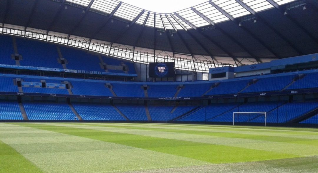 Een leeg Etihad Stadium, tijdens een voetbalreis naar Manchester mag een bezoek aan het voetbalstadion zeker niet ontbreken. Het stadion heeft ''Skyblue'' gekleurde stoeltjes wat overeenkomt met het tenue van Manchester City.