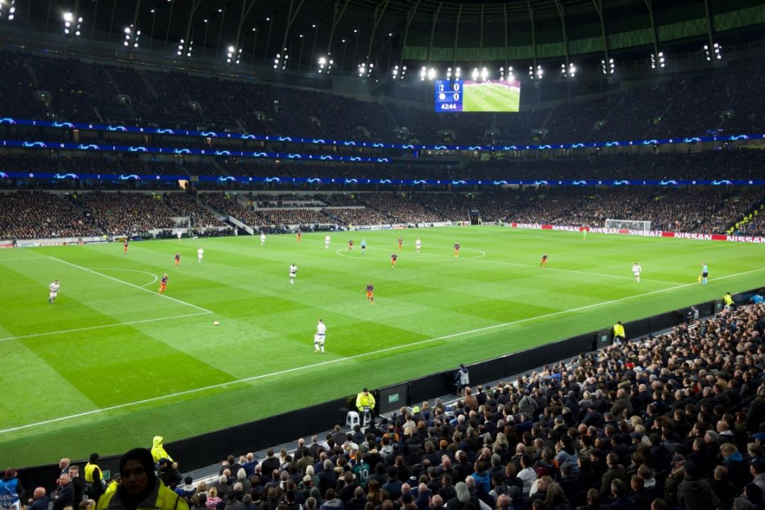 Tottenham Hotspur Stadium biedt het decor voor de North Londen Derby. De wedstrijd Tottenham Hotspur - Arsenal zal in de toekomst hier veel afgespeeld gaan worden. Het bezoeken waard tijdens je voetbalreis naar Londen.