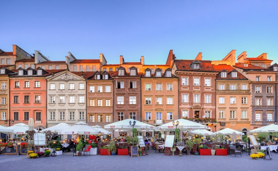Een bekend plein in de voetbalstad Warschau waar je gezellige terrassen kunt vinden.