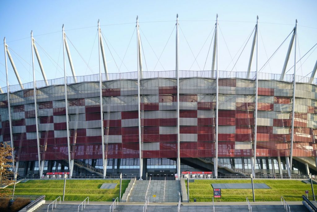 Nationaal stadion Polen. Gelegen op een verhoging in de voetbalstad Warschau.