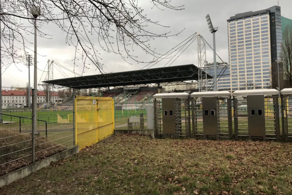 Stadion Polonii gefotografeerd vanuit de hoek van het stadion. Het stadion moet je bezoeken tijdens je voetbalreis naar Warschau.