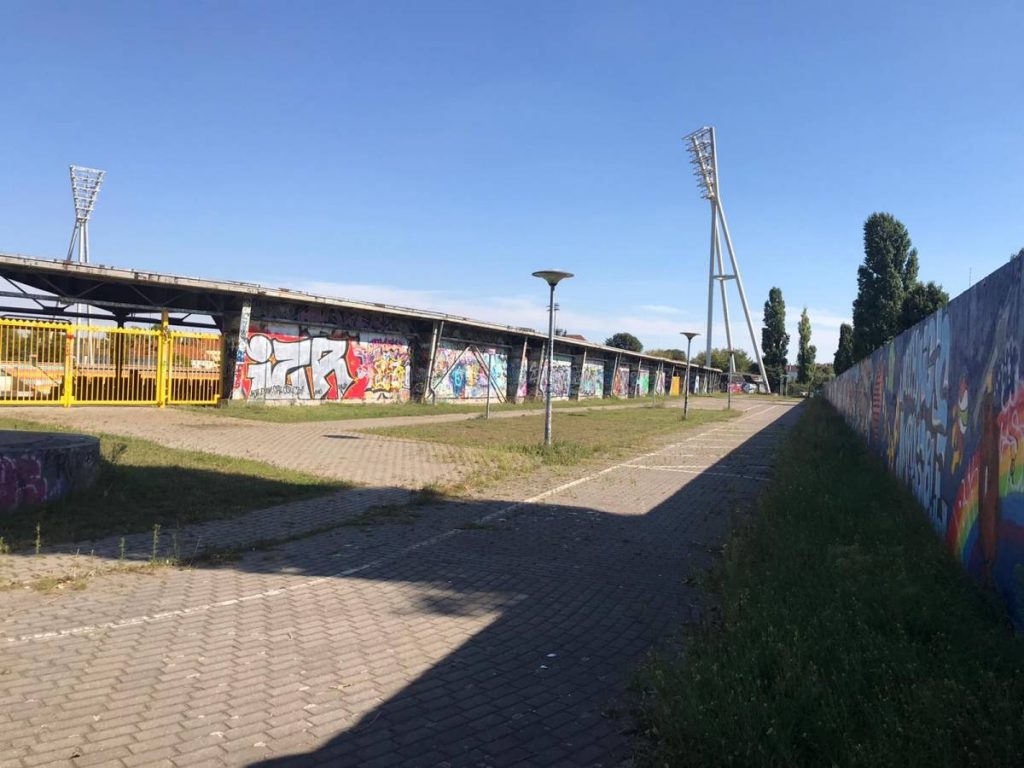 Buitenzijde van het voetbalstadion van BFC Dynamo, er is veel creativiteit en Graffiti te vinden rondom het voetbalstadion.
