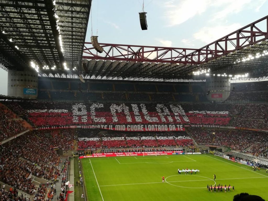 Een TIFO actie van AC Milaan supporters die zich achter hun voetbalclub AC Milaan schaart. De supportersgroep bam AC Milaan gaat onder de naam Curva Sud. Uiteraard de tegenhanger van de Curva Nord van Inter Milaan.