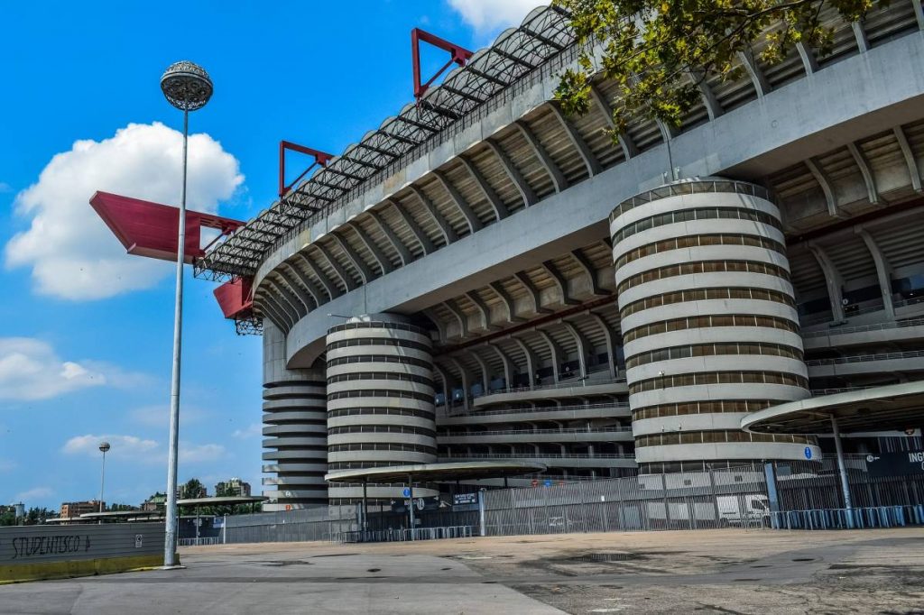 San Siro vanaf de buitenzijde gefotografeerd. Een erg statisch en in onze ogen een echte betonbak. Ondanks dat heeft dit voetbalstadion in Milaan een erg rijke historie op het gebied van voetbalgeschiedenis.