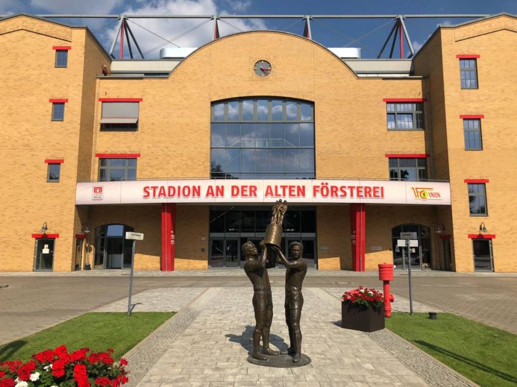 De voorgevel van het Stadion an der Alten Försterei. Thuishaven van Union Berlin . Onze tweede bezoek in drie dagen tijdens onze voetbalreis naar Berlijn.